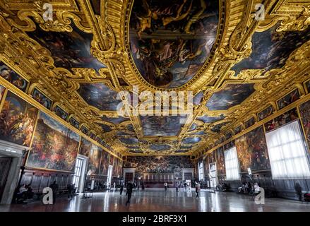 Venedig, Italien - 20. Mai 2017: Innenraum des Dogenpalastes`s (Palazzo Ducale), des höheren Ratssaals. Dogenpalast wurde im 15. Jahrhundert auf dem Markusdom erbaut.`s Stockfoto